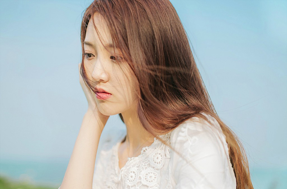 “没办法，若此时船队出行，难保江东水军不会伺机而动，如今我军的粮草，可经不起折腾。”诸葛亮闻言，也不禁苦笑一声，周瑜一死，那柴桑大营的江东水军最近可没少找麻烦，虽然大仗没有，但江夏、江陵的舟船，莫说官方的战舰，便是普通百姓的船只只要稍微靠近都可能遭到攻击或者掳掠。